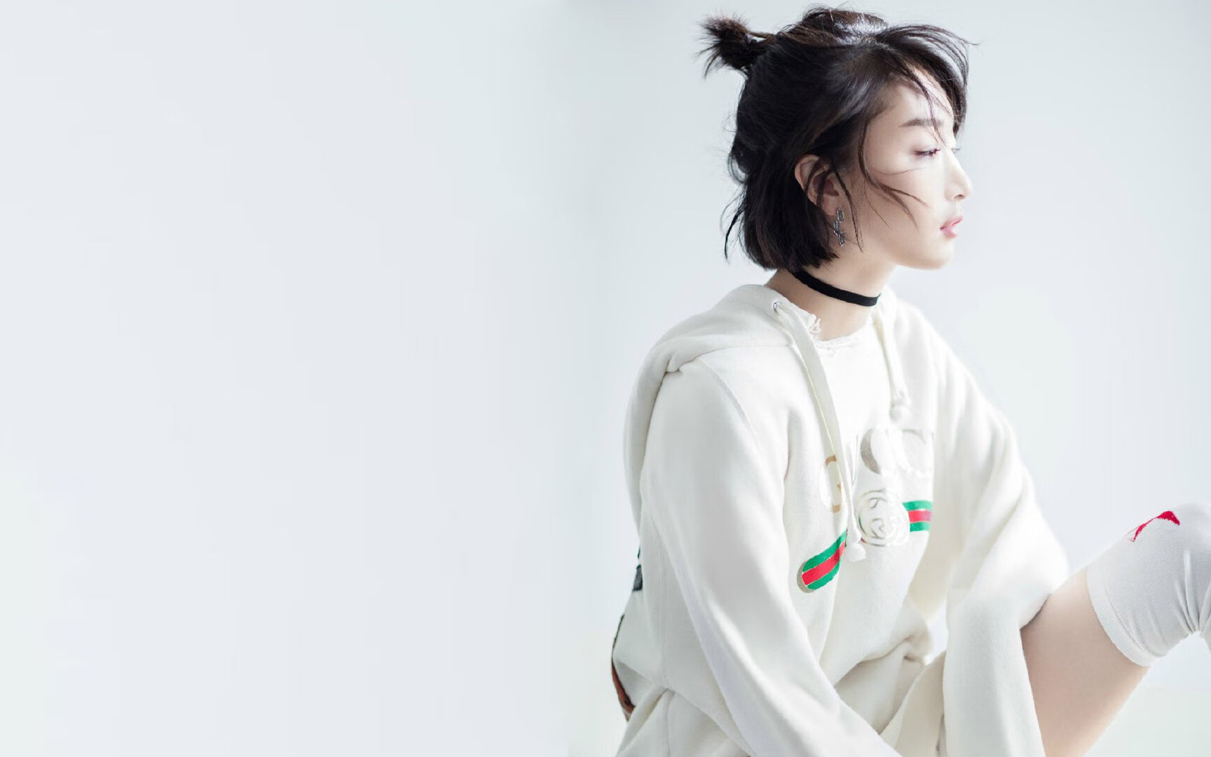 “未来已现：智能赛车引领速度革新”，未来的智能车