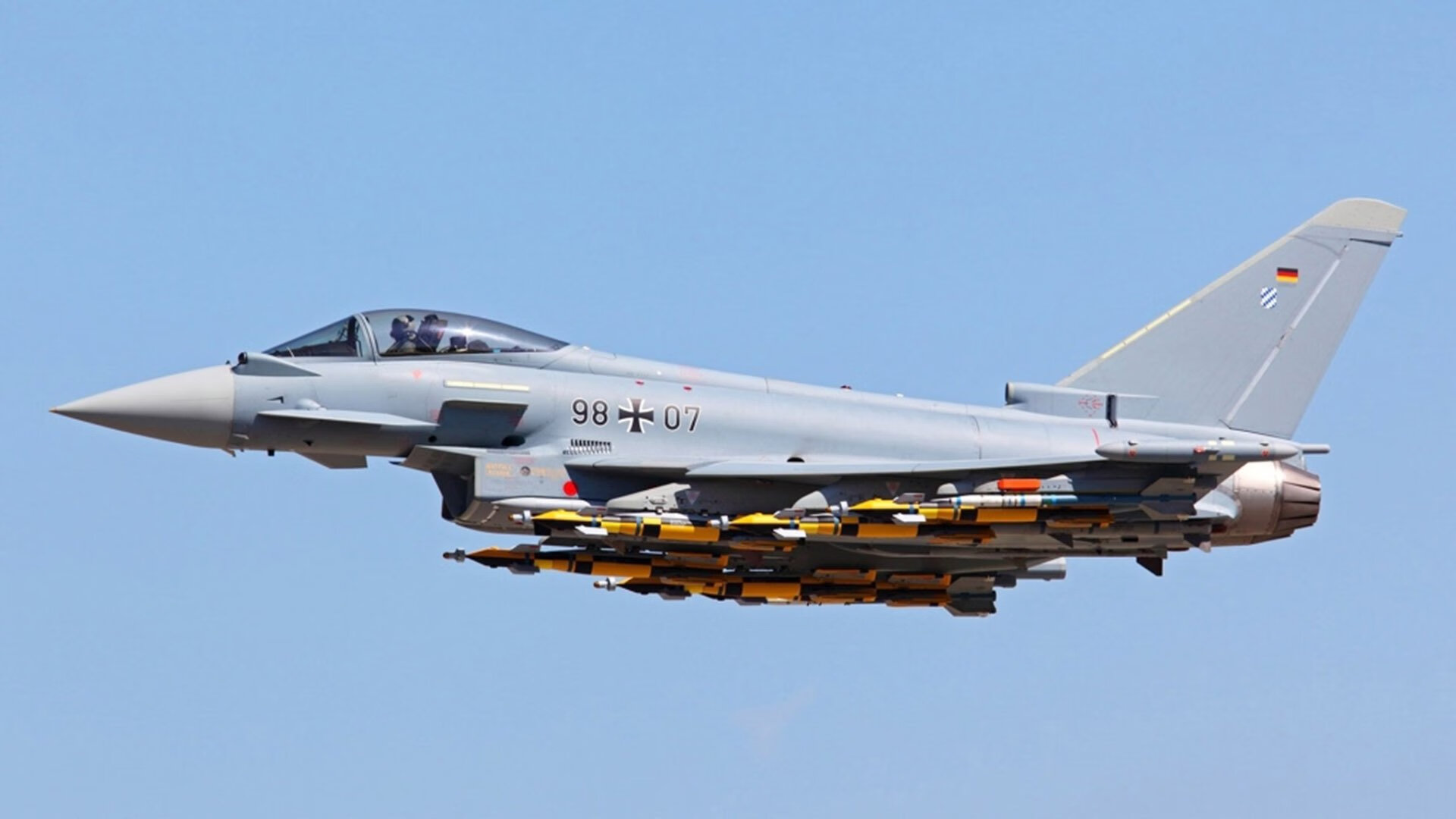 “未来已现：智能赛车引领速度革新”，未来的智能车