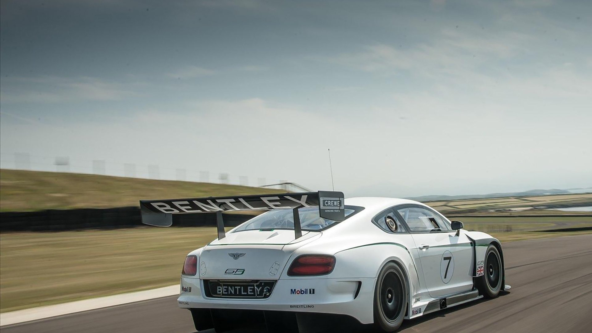 中国男足在巴黎奥运会比赛中以2-0战胜新西兰，中国男足晋级奥运会